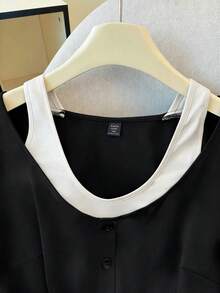 GlowEve CURVE 大码女式春夏V领撞色短袖宽松直筒休闲T恤，舒适时尚，适合日常穿着、工作和搭配。 - 黑與白 - 查看 3