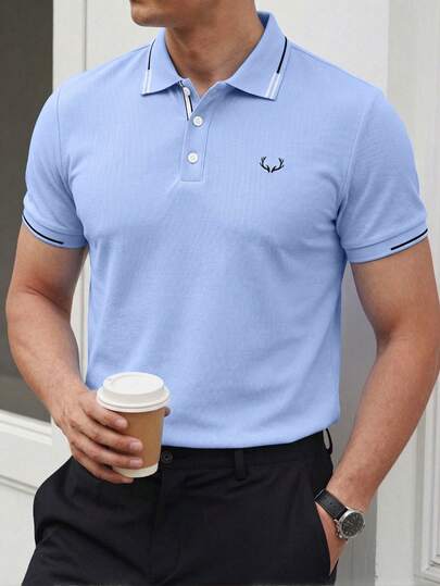 Manfinity Bizformal 男士休闲撞色短袖 Polo 衫，男士浅蓝色夏季 Polo 衫，学院风图案 Polo 衫，男士纽扣针织 Polo 衫，男士针织衬衫，适合圣诞节、周末旅行、户外活动、探险旅行、轻松的工作环境或半正式场合的日常休闲穿着，也是送给男友/丈夫或周年纪念日的理想礼物。