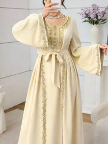 Al Najma Đầm dự tiệc cocktail tay dài, cổ thêu, xếp ly - Màu vàng - Xem 1