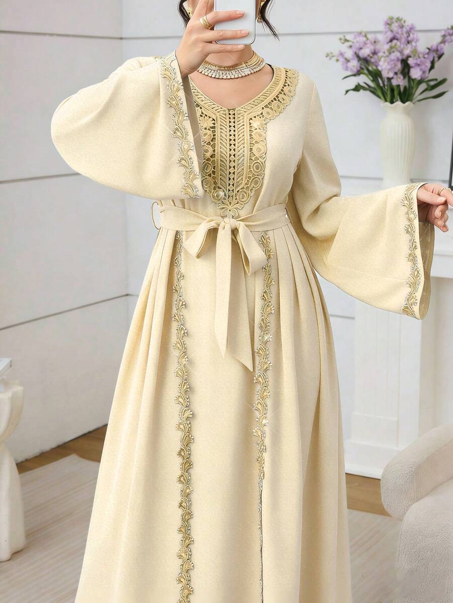 Al Najma Đầm dự tiệc cocktail tay dài, cổ thêu, xếp ly - Màu vàng - Xem 1