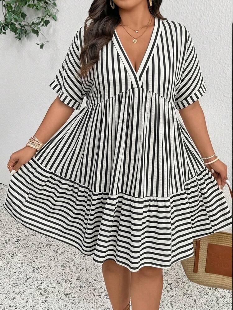 SHEIN Frenchy 母亲节加大码V领短袖休闲度假黑白条纹梭织面料舒适休闲连衣裙，夏季女装，飘逸连衣裙 - 黑與白 - 查看 2