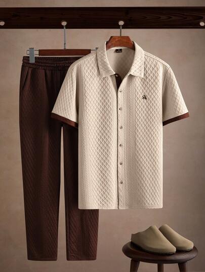 Core Aspect 几何菱形提花针织短袖衬衫和几何菱形提花针织长裤两件套，撞色衬衫套装，商务休闲装。适合日常出行、朋友聚会和轻松的周末。热门男士两件套。男士刺绣衬衫套装，男士两件套，卡其色系列，男士咖啡棕色衬衫套装，包含一件纯色短袖上衣和一条配套长裤，休闲面料。