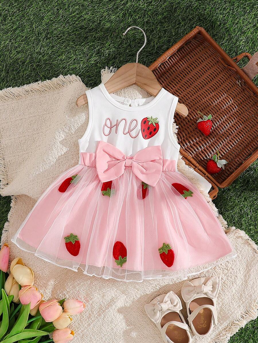 SHEIN Đầm chữ A không tay bằng vải lưới, thêu chữ và nơ hình quả dâu tây ngọt ngào cho bé gái, dáng rộng, thích hợp cho các hoạt động hàng ngày, du lịch, họp mặt gia đình, tiệc sinh nhật, chụp ảnh. - Hồng - Xem 1