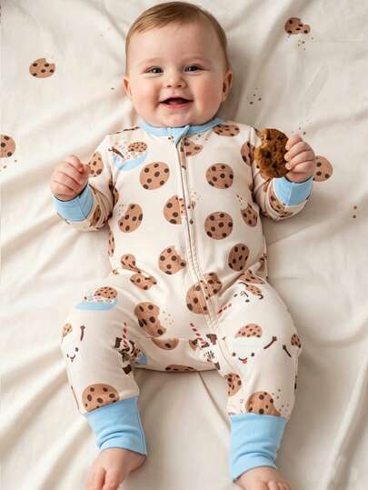 Bộ đồ ngủ liền thân dài tay in hình bánh quy cho bé sơ sinh, có khóa kéo phía trước.