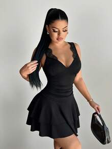 SHEIN LUNE فستان قصير للنساء بحمالات رفيعة سوداء مع تصميم رقعي من الدانتيل وكشكشة في الذيل - الأسود - مشاهدة 5