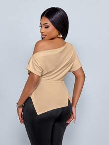 SOLERSUN Femmes T-shirt élégant à encolure asymétrique froncée et ourlet asymétrique - Nude - Voir 2