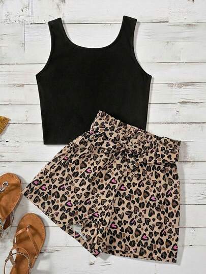 Bộ đồ 2 món cho bé gái tuổi teen: Áo hai dây màu đen tối giản và quần short buộc dây họa tiết da báo.