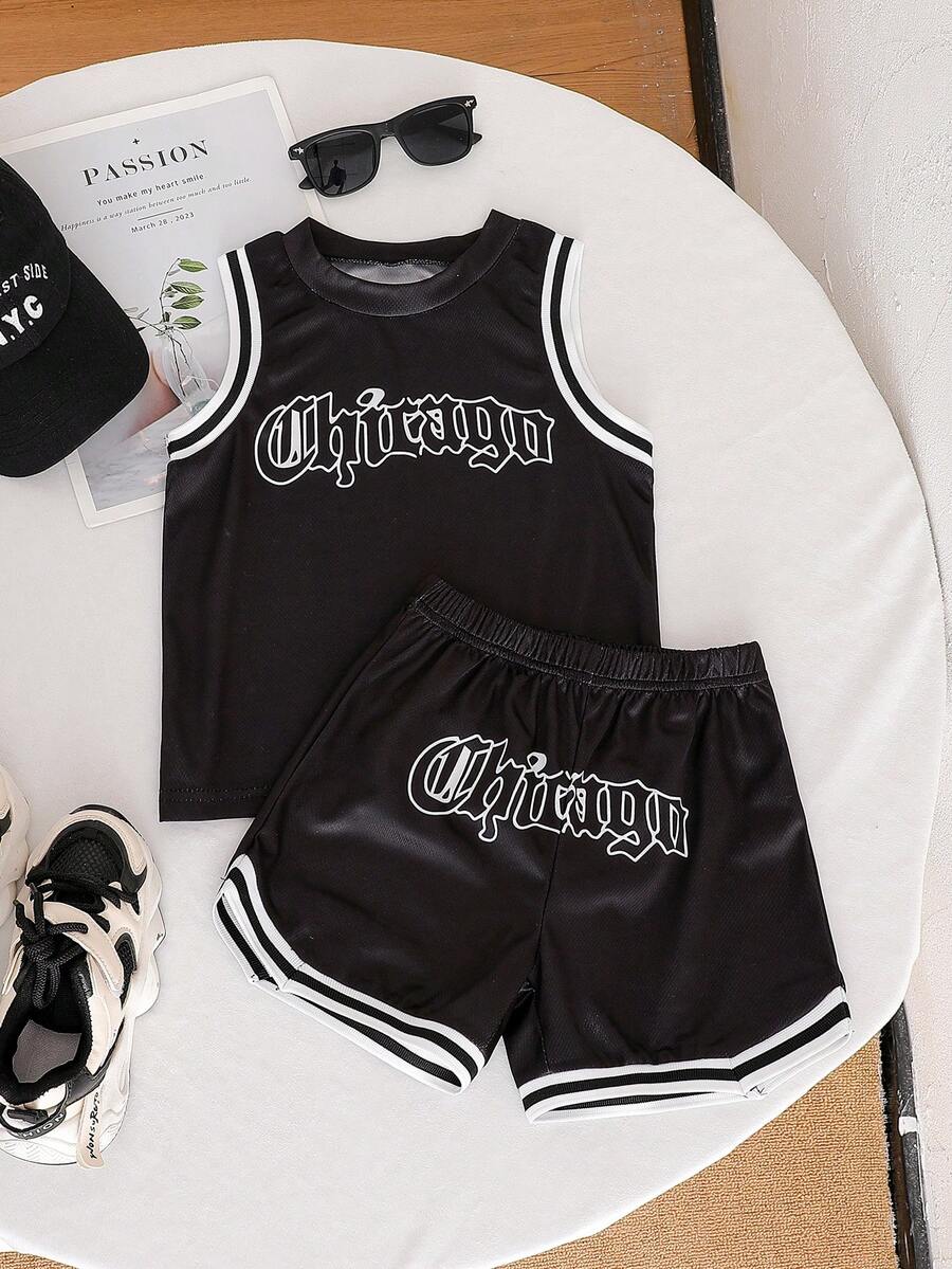 SHEIN Streecool Kids 2件套男童夏季休闲字母印花背心和短裤套装 - 白色 - 查看 1