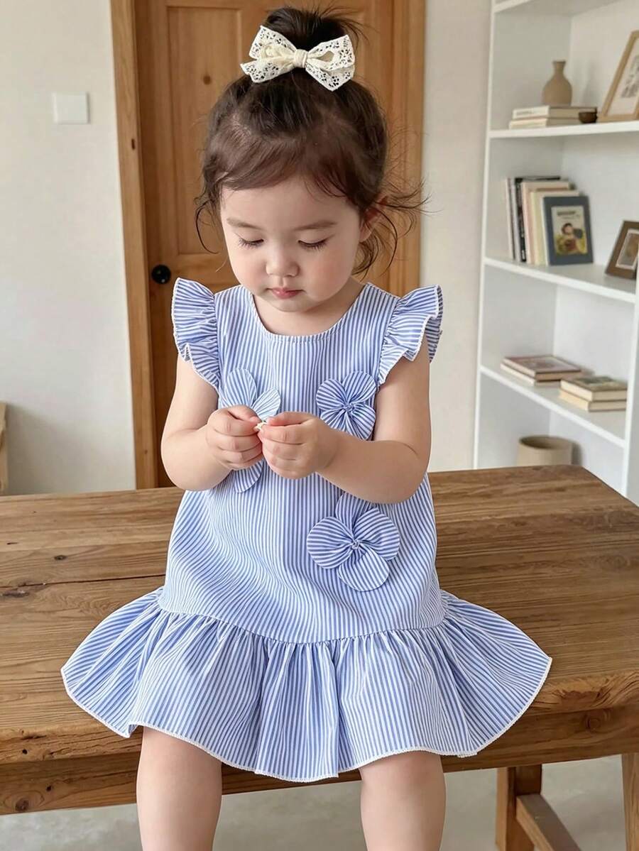SHEIN 女婴夏季无袖连衣裙,经典蓝白条纹A字裙,饰有3D立体花朵荷叶边下摆,休闲可爱,适合户外、度假、派对或日常穿着。 - 藍色 - 查看 1