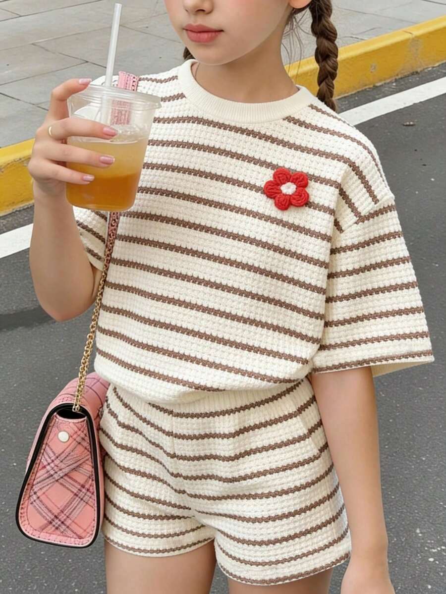 SHEIN Explorewe 女童休闲条纹针织短袖上衣和配套条纹短裤套装,两件套,饰有红色花卉图案,针织面料,适合日常穿着、亲子活动、春夏郊游、公园漫步、返校季等多种场合。 - 彩色 - 查看 1
