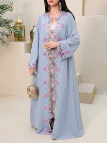 Al Najma 女士花卉刺绣蕾丝拼接休闲长袍，适合派对和外出穿着 - 藍色 - 查看 6