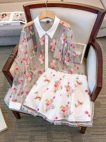 SHEIN CURVE+ Bộ đồ 2 mảnh dành cho nữ cỡ lớn gồm áo lưới thêu hoa và quần short tối giản, phong cách Pháp lãng mạn thanh lịch.