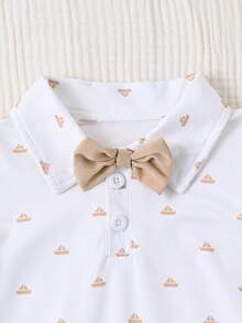 SHEIN Playful Pals 男婴连体衣，配领结，黑白三角图案短袖，衬衫领黑色领结设计，可爱藏蓝色背带短裤，绅士风格 - 卡其色 - 查看 8