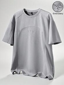 TOKVUE 男士淺灰色街頭風夏季T恤，TK品牌麂皮拼接刺繡圖案，舒適穿著，適合城市度假、日常與休閒外出 - 淺灰色 - 查看 2