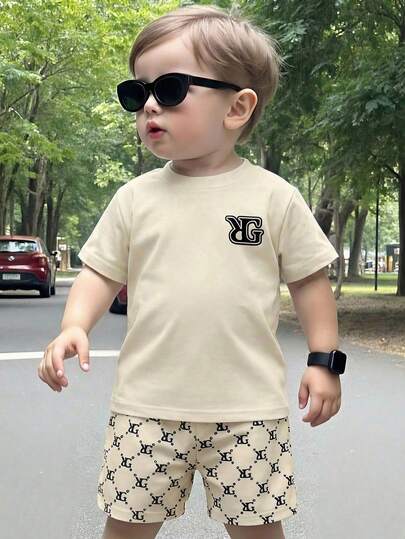 SHEIN 男童休闲经典印花圆领短袖T恤短裤套装（2件套），适合夏季、街头风、日常穿着、度假、春夏时尚