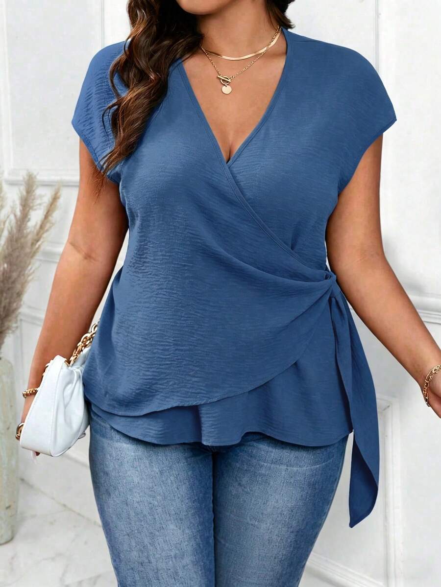 SHEIN LUNE Kemeja Kasual Lengan Pendek Berkerah V Ukuran Besar dengan Tekstur Kerut dan Model Lilitan Samping, Cocok untuk Perjalanan Sehari-hari - Biru - View 1