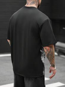 Manfinity Homme 男士舒适卫衣面料圆领短袖T恤，字母印花，畅销短袖T恤，适合男士休闲度假、简约办公、简约商务、日常约会、居家休闲、时尚派对、聚餐等场合，自用或送礼皆宜。春秋流行短袖T恤。 - 黑色 - 查看 2