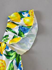 SHEIN 这款柔和的白色连体裤饰以鲜艳的红橙色花朵和绿色叶子图案，宛如一座生机勃勃的春日花园。方形领口凸显肩颈线条，飘逸的袖子更添动感。收腰设计勾勒出优美的身形，阔腿裤型则展现出优雅的垂坠感。无论是海滩度假、花园下午茶，还是漫步于充满艺术气息的市集，这款休闲又不失吸睛的连体裤都能让你轻松打造度假风情。 - 黃色 - 查看 7