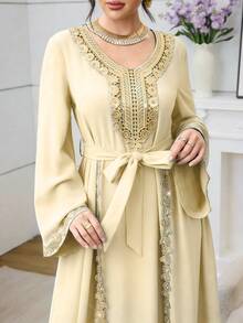 Al Najma Đầm dự tiệc cocktail tay dài, cổ thêu, xếp ly - Màu vàng - Xem 4