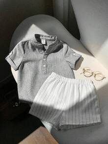 SHEIN LMoss Kids 2件套男婴夏季可爱休闲立领蓝色短袖衬衫和条纹弹力腰短裤套装，适合生日派对、晚宴、演出、婚礼、迎婴派对、一周岁生日庆祝活动。 - 灰色 - 查看 5