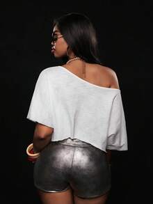 Vadaroq Camiseta corta con cuello asimétrico y estampado gráfico, ropa urbana chic de primavera/verano para uso diario con estilo Y2K - Blanco - Ver 2