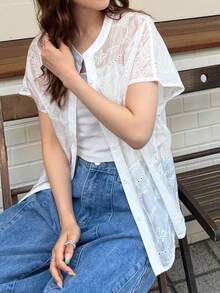FRIFUL 女款圓領前開襟蕾絲透視面料寬鬆襯衫，短袖T恤，夏季薄款，適合早午餐度假，白色法式優雅風 - 白色 - 查看 5