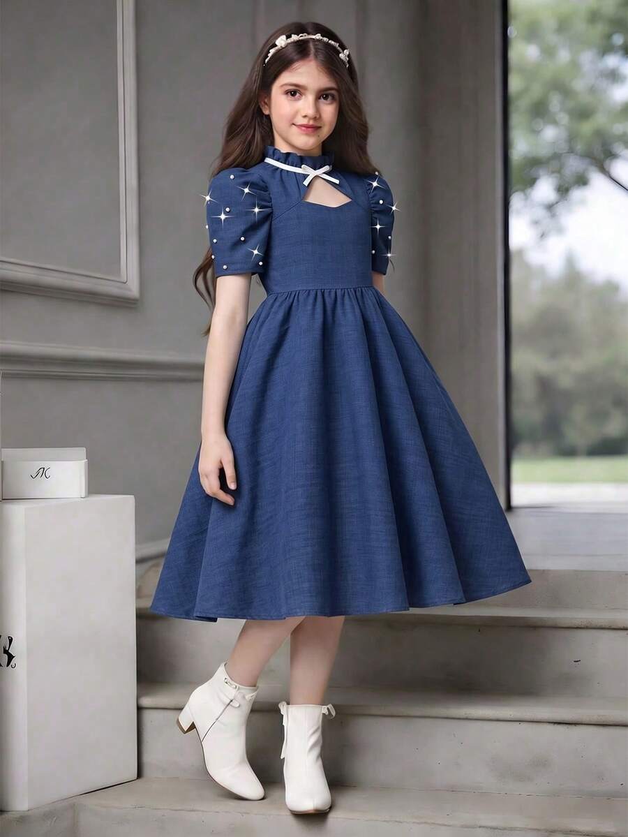 SHEIN Đầm màu xanh dương dành cho bé gái tuổi teen, chất liệu vải dệt họa tiết, tay áo đính hạt cườm, phần ngực khoét nơ, thích hợp cho những dịp trang trọng.