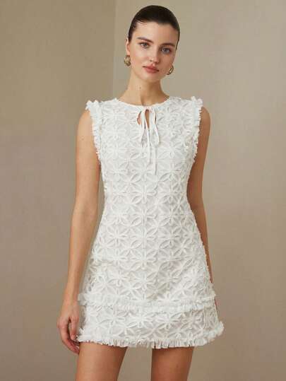 Aveloria Rosie Đầm mini không tay dáng chữ A màu trắng trơn, cổ buộc dây, chất liệu vải jacquard họa tiết hoa 3D hình học, phối bèo nhún, phong cách châu Âu và Mỹ mùa xuân/hè, thanh lịch, tinh tế, cổ điển kiểu Pháp, lãng mạn, thích hợp cho kỳ nghỉ, du lịch, tiệc tùng, đám cưới.