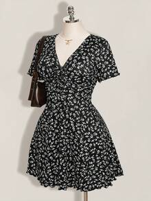 SHEIN ICON 大码女式夏季休闲度假碎花V领短袖腰部系带连衣裙 - 黑與白 - 查看 4