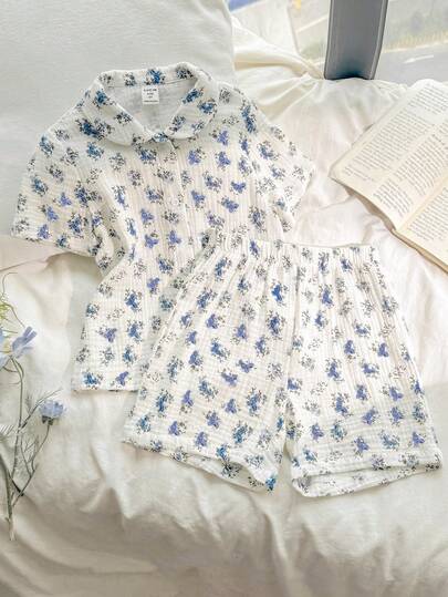 SHEIN Bộ đồ ngủ tay ngắn họa tiết hoa nhí cho bé gái, có cổ, chất liệu vải hai lớp mềm mại, thoải mái cho mùa hè.