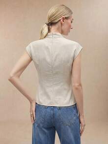 SHEIN BIZwear Áo kiểu nữ tay ngắn xếp ly, cổ chữ V, eo chéo, dáng suông, thích hợp mặc đi làm, công sở, dự tiệc, Ngày của Mẹ, dự tiệc cưới, lễ tốt nghiệp, xem hòa nhạc - Kiểu dáng thanh lịch. - Màu be - Xem 6