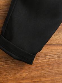 SHEIN Bộ vest 4 món cho bé trai, gồm áo sơ mi trắng dài tay với nơ đen, áo vest đen, áo khoác dài tay và quần cạp chun. Áo sơ mi trắng kết hợp với bộ vest đen tạo nên vẻ ngoài đặc biệt thanh lịch, giúp toàn bộ trang phục trông gọn gàng và thời trang, phù hợp cho các sự kiện lễ hội, dịp trang trọng, đám cưới, khách mời đám cưới, người mang nhẫn, phù rể và mùa tựu trường, chẳng hạn như đám cưới, dạ hội, lễ tốt nghiệp, áo sơ mi, quần áo cưới cho bé trai/trang phục ngày đầu tiên của mẹ/trang phục gia đình đồng bộ. - màu đen - Xem 9