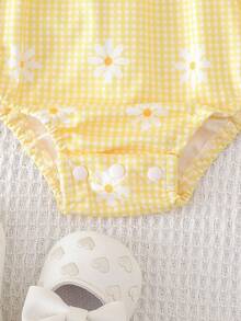 SHEIN Vintaside Kids Newborn Cute Daisy Ruffled Sleeve Romper And Headband Set, Summer - Yellow - View 6