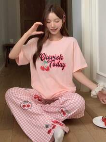 DAZY Bộ đồ ngủ nữ gồm áo tay ngắn cổ tròn in chữ và quần kẻ caro. - Hồng - Xem 6