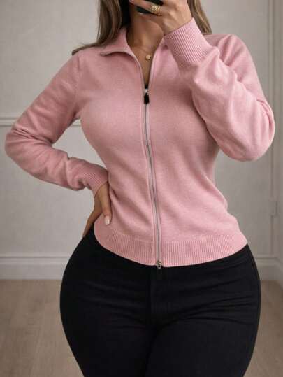 Suéter de cuello alto con cremallera para mujer, elegante y versátil. Silueta semiajustada, colores lisos sin estampado. Cierre con doble cremallera. Interior muy fresco, ligero y cómodo. Ideal para el uso diario. Apto para cualquier temporada del año. Tela de poliéster y elastano.