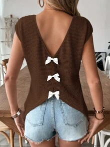 SHEIN Holidaya 女士杏色V领浪漫度假休闲优雅短袖T恤，非常适合度假和旅行，背面饰有黑色蝴蝶结，是情人节约会、海滩穿着的理想之选，也是春夏新款女士上衣，性感透视罩衫，可爱短袖T恤 - 咖啡棕 - 查看 2