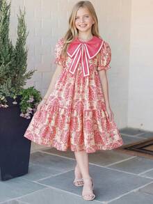 SHEIN Vintaside Kids 这款女童夏季波西米亚风甜美度假连衣裙，采用蓝色碎花印花，配有大蝴蝶结领、短袖和宽松的及膝裙摆。非常适合日常穿着、购物、海滩郊游、度假等场合。 - 玫紅色 - 查看 3