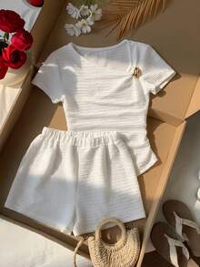 SHEIN Conjunto de camiseta de manga corta asimétrica blanca de diseñador para adolescentes (niñas) con cuello en ángulo, cintura con volantes y hebilla de metal. Adecuado para usar en primavera y verano. El diseño único del cuello en ángulo y la cintura con volantes lo hacen apropiado para el uso diario, fiestas, escuela y otras ocasiones. - Blanco - Ver 7