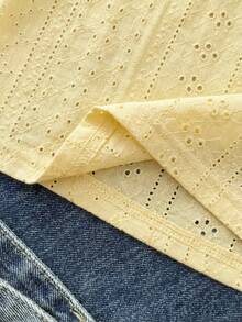 SHEIN 少女露肩蕾丝短款上衣，亲肤蕾丝面料，露肩款式，修身短款廓形，黄色镂空蕾丝，柔软面料，适合春夏穿着，精致蕾丝元素搭配纯露肩设计，日常穿着舒适贴身，不紧绷，易于搭配，打造温柔清纯的少女造型。 - 黃色 - 查看 4