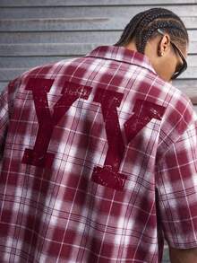 AXEPEAK Camisa de hombre de ajuste holgado con cuello vuelto, manga corta, estampado y parches en los costados de diferentes tamaños - Rojo - Ver 2