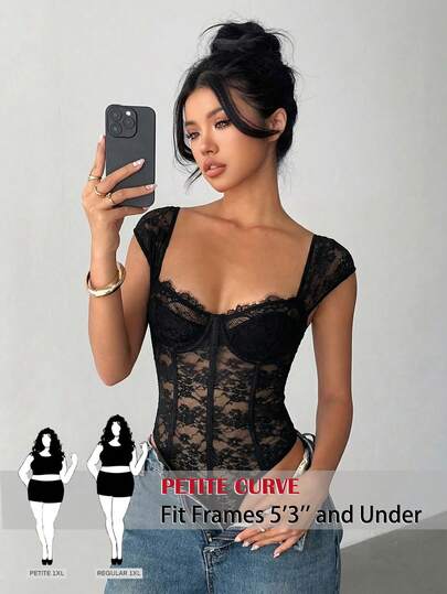 SHEIN PETITE CURVE Bộ đồ liền thân ren gợi cảm dành cho nữ cỡ lớn, được may đo vừa vặn với cơ thể, phù hợp cho nhiều dịp khác nhau.