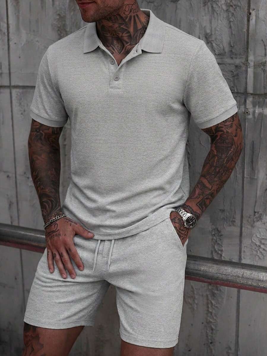 Manfinity Homme 男士舒适卫衣面料POLO衫套装,短袖POLO衫搭配抽绳松紧腰短裤两件套,柔软袖口和领口,适合男士休闲、度假、派对、聚会、运动、日常办公穿着,经典春夏POLO衫套装,畅销款,自穿或送礼皆宜。 - 淺灰色 - 查看 1