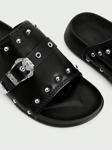 Sugerpunk Giày sandal cao gót nữ ~ Mẫu thời trang mới 2026 Thu Đông phong cách Punk, chất liệu PU đen, mũi tròn, khóa cài đinh tán, đế bằng, thích hợp cho nữ, kiểu dép hở mũi mùa hè. - màu đen - Xem 2