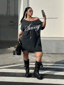 SHEIN Muchic 大码女式休闲时尚街头日常通勤字母印花不对称领宽松T恤裙 - 黑色 - 查看 6