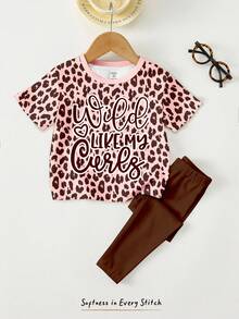 SHEIN 粉棕色豹纹印花，可爱字母“Wild Like My Curls❤”图案，女童休闲简约圆领宽松短袖T恤和紧身打底裤两件套，适合春夏日常穿着、旅行、度假、户外活动、农场休闲等场合，舒适休闲，时尚女童，适合婴幼儿穿着，豹纹字母图案服装，少女风 - 彩色 - 查看 4