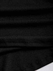 Sweetra Kaos Wanita Streetwear Lengan Pendek Warna Polos dengan Hiasan Renda Lubang Setengah Terbuka - Hitam - View 4