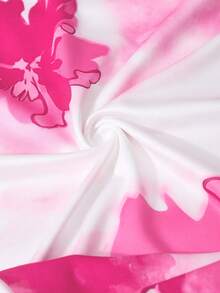 SHEIN Sparklyn 这款少女时尚休闲度假风连衣裙采用弹力针织面料，穿着舒适。肩带可调节，修身剪裁和独特的大碎花图案，散发着浓郁的度假气息。适合日常穿着、外出、聚会、度假等各种场合。是一款高品质的夏季单品。 - 彩色 - 查看 4