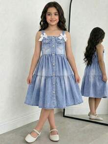 Đầm hai dây denim cho bé gái tuổi teen, kiểu dáng Hàn Quốc mới, đa năng, màu trắng, nơ trang trí, cài cúc phía trước, chân váy xếp tầng, chất liệu denim cotton cao cấp, thoải mái, thích hợp mặc hàng ngày đến trường, đi nghỉ mát, đầm denim mùa hè cho trẻ em, đầm hai dây cho bé gái. - Rửa nhẹ - Xem 2