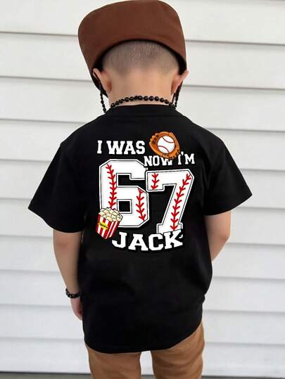 SHEIN Camiseta de cuello redondo minimalista casual para niños pequeños, adecuada para el verano. Estampado gráfico clásico y fresco de texto "6", "7", "Seis", "Siete", estampado de patrón clásico de palomitas de maíz "Yo era, ahora soy Jack", estampado gráfico en la parte trasera