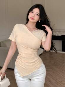 Modelyn 奶油色蕾丝拼接不对称领口扭腰短袖T恤 - 黃色 - 查看 4